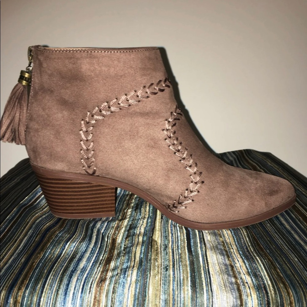 Quipid Size 7.5 faux suede ankle boots NEW